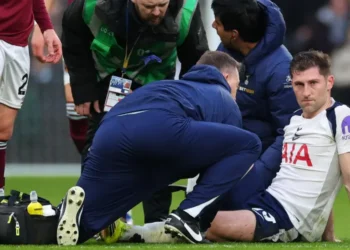Tottenham’s Davies to have surgery on broken ankle