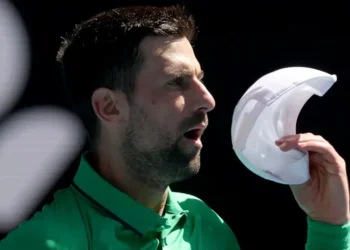 Djokovic cruises into Australian Open third round
