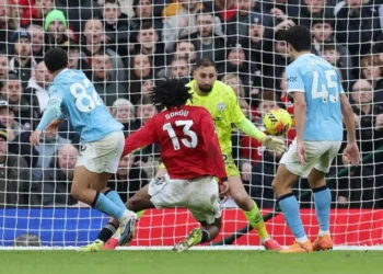 Carrick magic dents Man City Premier League bid