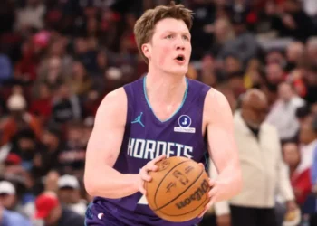 Rookie Knueppel races to NBA three-pointer record