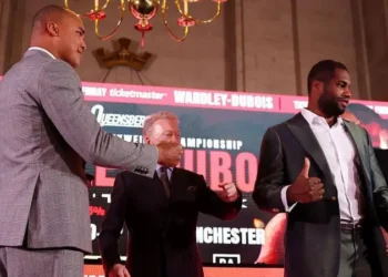 Dubois refuses world champion Wardley’s fist bump