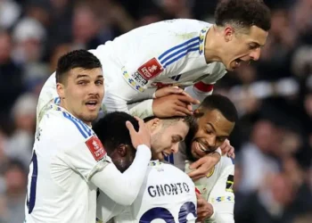 Leeds easily beat Norwich to reach quarter-finals