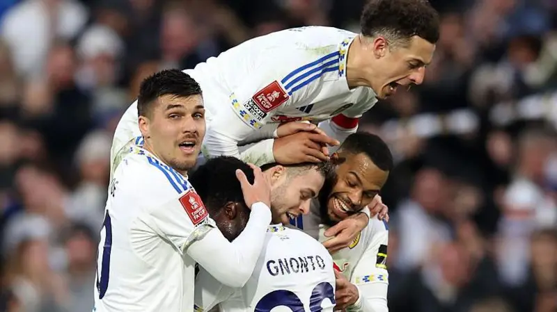 Leeds easily beat Norwich to reach quarter-finals