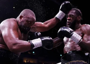 Chisora beaten by Wilder in captivating bout