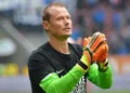 Ex-keeper Manninger dies after car hit by train