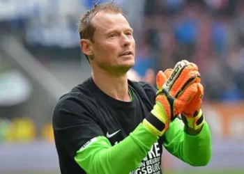 Ex-keeper Manninger dies after car hit by train