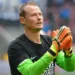 Ex-keeper Manninger dies after car hit by train