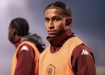 Dos Santos signs first contract after bar fire