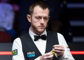 Allen beats Hawkins to reach Worlds last four