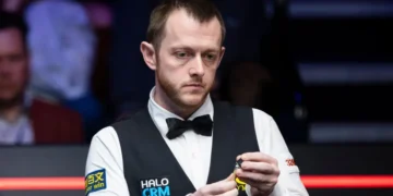 Allen beats Hawkins to reach Worlds last four