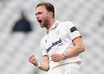 Cook haul helps set up Essex run chase at Warwicks