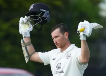 Bracey leads Glos fightback against injury-hit Lancs