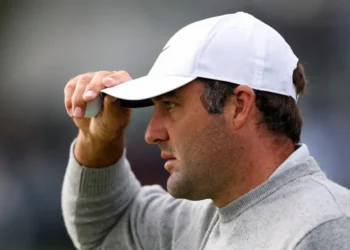 Scheffler shares US PGA lead as McIlroy struggles