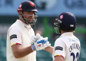 Essex go top with victory over Leicestershire