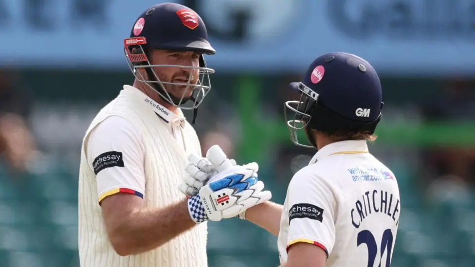 Essex go top with victory over Leicestershire