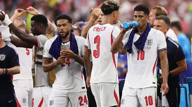 Fans boo, players adapt – the view on World Cup hydration breaks