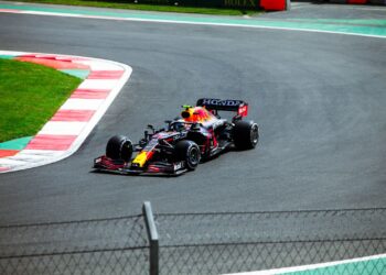 Formula 1 car cornering on a race circuit (Pexels 11482791)