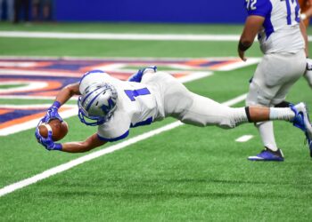 American football receiver making a diving catch (Pexels 718952)
