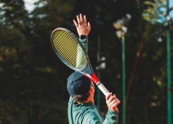 Tennis player tossing the ball to serve on an outdoor clay court (Pexels 38377267)