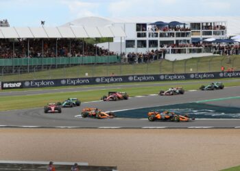Formula 1 cars racing at Silverstone in front of packed grandstands (Pexels 36920241)