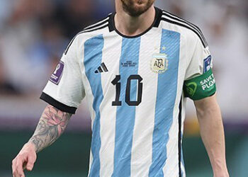 Lionel Messi playing for Argentina at the 2022 FIFA World Cup