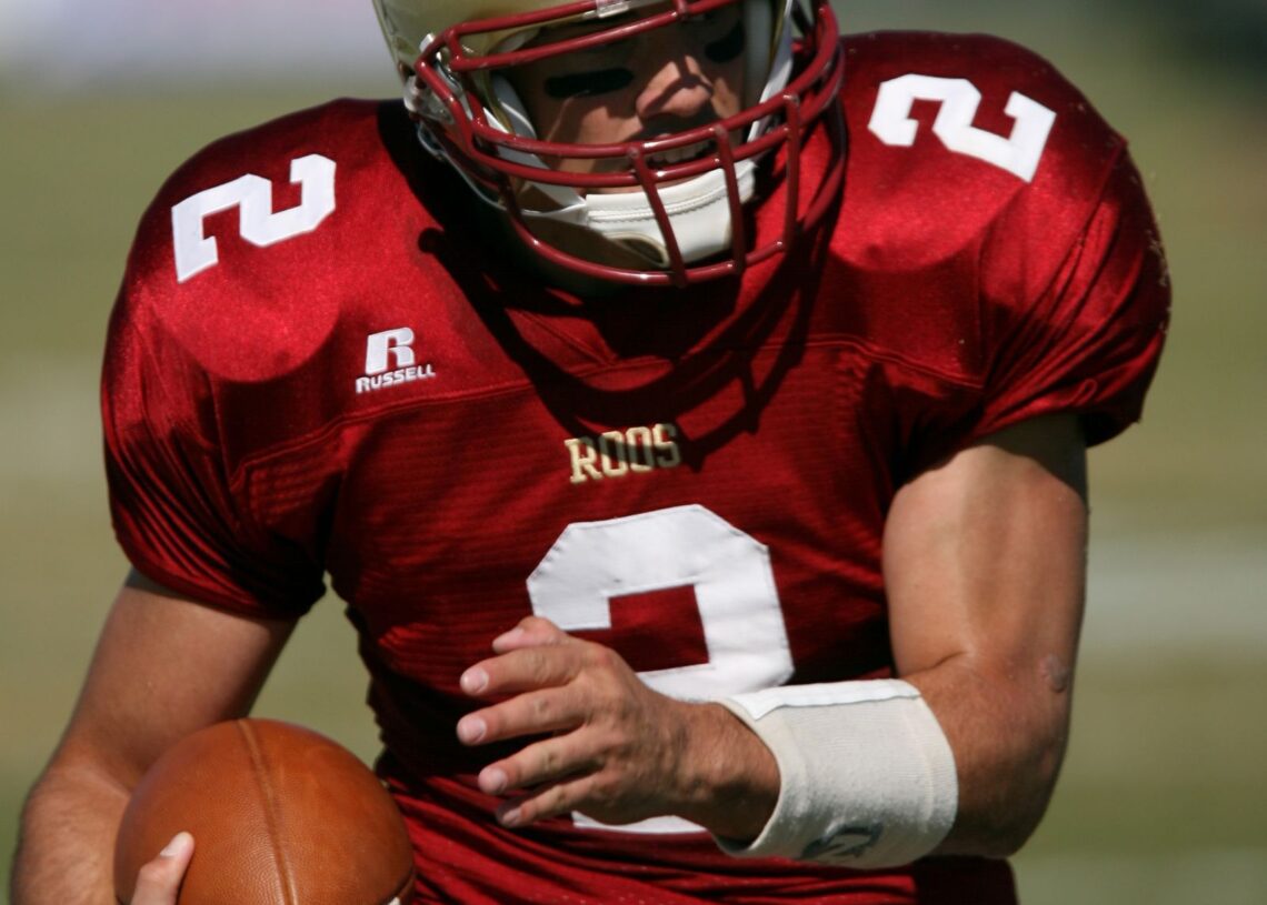 Quarterback running with the football (Pexels 163531)