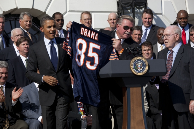 Mike Ditka and Buddy Ryan present a Bears jersey at the White House in 2011